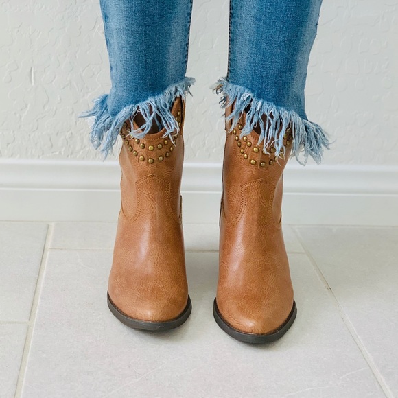 NIB Tan Studded Top Line Cowgirl Western Boots - Picture 4 of 7